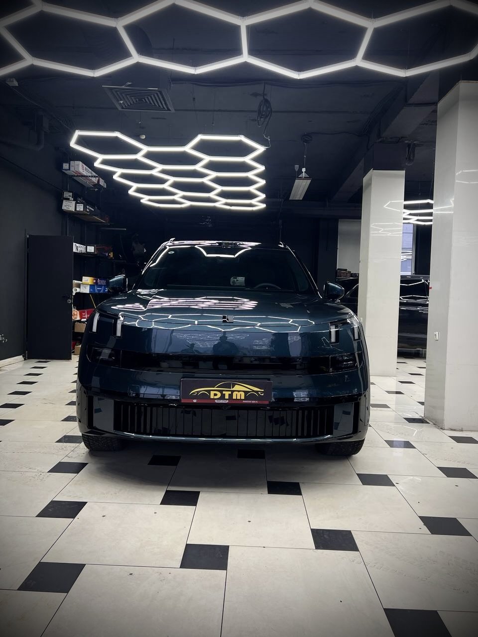 Оклейка Lynk & Co 900 в защитную пленку